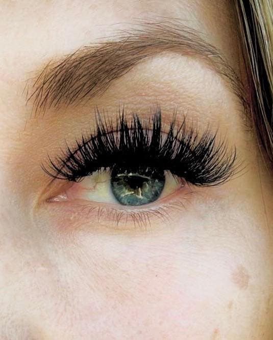 Wispy hybrid lashes — blue eye