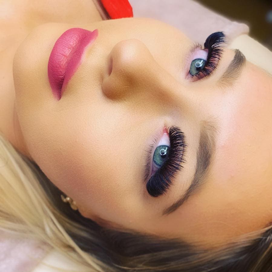 Full face dramatic volume lash result